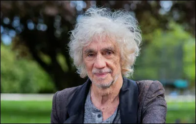 Comment s'appelle la biographie qu'il a sortie en 2022 en collaboration avec Guy Carlier ?