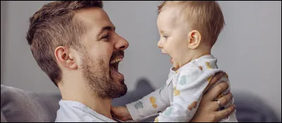 Toute la journée, ce Lacquois travaille à l'exploitation d'une réserve naturelle d'énergie fossile, le soir quand il rentre, il se penche sur un berceau, que fait son bébé ?