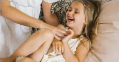 Ce petit félin est très gentil avec sa progéniture, que fait-il pour les faire rire ?