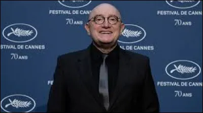 J'avoue que la question qui suit est difficile. Quelle chaîne de télévision regardait-il assidûment tous les dimanches après-midi alors que sa compagne travaillait ?