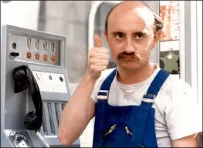 Dans la comédie ''Viens chez-moi, j'habite chez une copine'' de Patrice Leconte et datant de 1981, il joue le rôle de Guy, un chômeur gaffeur. Quel autre comédien, interprétant Daniel, un déménageur, lui donne la réplique ?