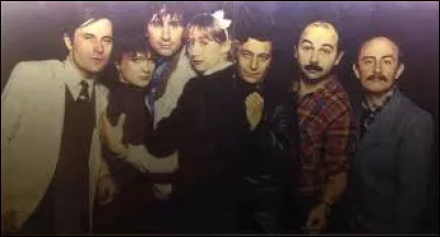 En 1974, ses amis de lycée et lui forment une troupe ; ils jouent avec succès des sketches de café-théâtre et des pièces qu'ils écrivent eux-mêmes, comme ''Bunny's Bar''. 
Quel est le nom de cette troupe ?