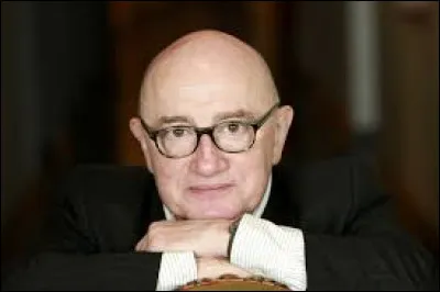 Durant les années 90, il se met en couple avec une chanteuse qu'il a rencontrée sur le tournage du film ''Chambre à part'' en 1989. Cette relation durera un an et demi. 
Qui est cette star de la chanson ?