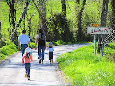 Nous sommes maintenant à l'entrée de Berlats. Village Tarnais, il se situe dans l'ex région ...