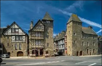 Je vous emmène en Bretagne, à Tréguier. Capitale historique du Trégor, cette ville de l'arrondissement de Lannion se situe dans le département ...