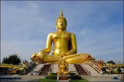 Le Wat Muang est le plus grand bouddha du monde.