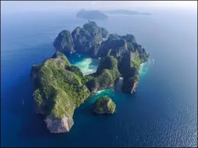 Quel est le nom de ce petit archipel de Thaïlande situé dans la mer d'Andaman au large de la province de Krabi ?