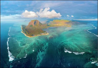 Ici, nous sommes devant la montagne Morne Brabant. Les eaux au large donnent une impression de cascade sous-marine, comme le montre l'image. Dans quel pays sommes-nous ?