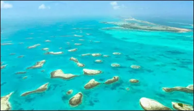 Los Roques est un archipel apprécié des plongeurs et nageurs. En effet, des kilomètres d'eau turquoise sont à disposition. Dans quel pays se situe Los Roques ?