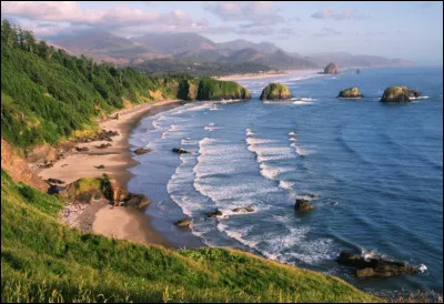 Plus au nord, on revient aux États-Unis avec l'énorme plage Cannon Beach et ses rochers reconnaissables. Dans quel état américain peut-on voir cette merveille naturelle ?