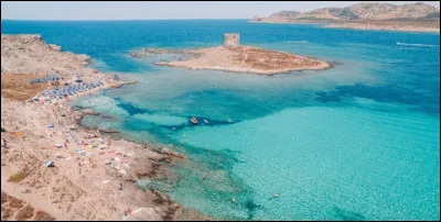 La plage de La Pelosa en Italie est connue pour son île et sa tour. Avec son grand espace de baignade et ses eaux turquoise, elle attire des familles du monde entier. Dans quel province italienne sommes-nous ?