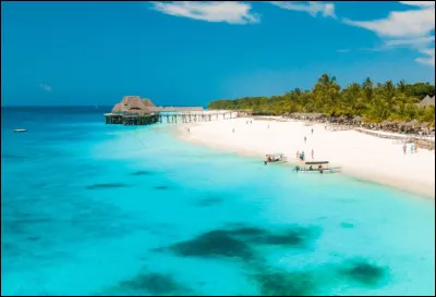 Ses petites maisons traditionnelles et ses bas prix attirent beaucoup de touristes chaque année. C'est la plage de Nungwi, à Zanzibar. À quel pays cela vous fait-il penser ?