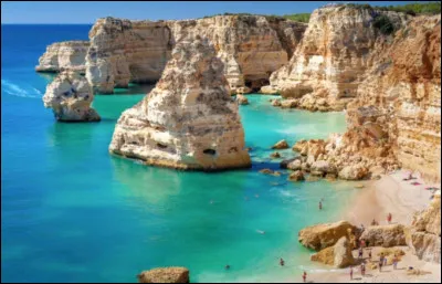 Dans le district de Faro, on peut voir ce genre de plages avec des rochers "troués" emblématiques. Nous sommes ici à la plage de Marinha. Vous avez suffisament d'indices pour trouver le pays !