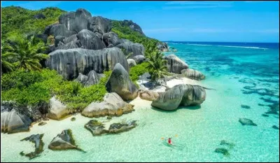 Anse Source d'Argent, plage plutôt étroite située sur l'île de La Digue est connue pour ses rochers aux formes particulières. Dans quel pays cette plage se situe-t-elle ?