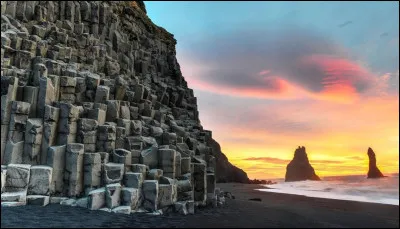 Solheimasandur est une des nombreuses plages de sable noir en Islande. Quelle est sa particularité ?