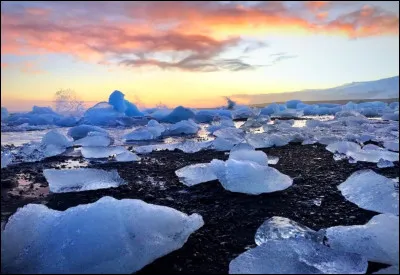On reste en Islande avec cette autre plage de sable noir. Sur cette plage se trouvent des morceaux de glace qui donnent une impression donnant son nom à la plage. Quel nom a-t-elle ?