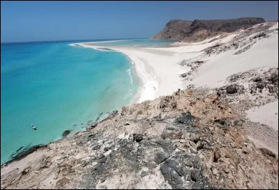 Nous sommes sur la plage de Qalansiyah, sur l'île de Socotra, avec ses dunes de pur sable blanc et ses eaux transparentes. Donc, dans quel pays sommes-nous ?