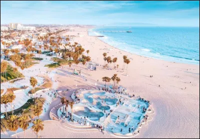 On reconnaît ici l'iconique Venice Beach, avec son skatepark, sa grande roue, et son mode de vie agréable. C'est aussi un quartier de...