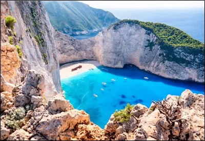 Avec ses eaux d'un bleu incroyable et son épave de bateau, la plage de Navagio, en Grèce, fait sensation sur les réseaux. Sur quelle île grecque se situe-t-elle ?