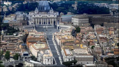 Quel État indépendant fait partie intégrante de la capitale italienne ?