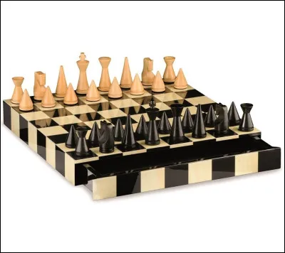 Aux échecs, quelle pièce vaut le plus de points matériellement parlant ?