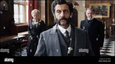 Quel acteur joue l'inspecteur Lestrade ?