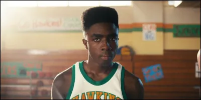 Dans la saison 4, qui remplace Lucas dans le club d'Eddie ?