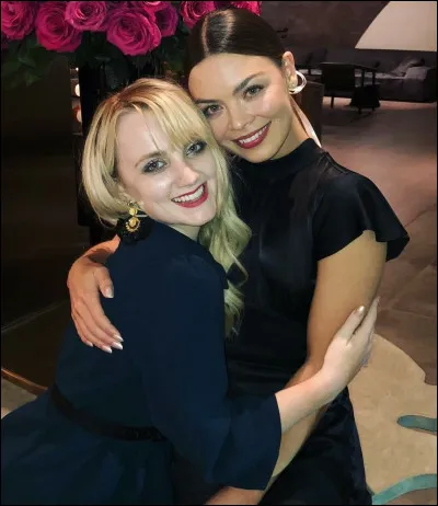 Quels personnages féminins Evanna Lynch et Scarlett Hefner jouent-elles ?