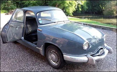 Quel est le nom de ce véhicule encore novateur avec son phare antibrouillard rectangulaire central ?