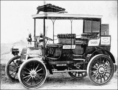 Outre le monogramme, quel aspect visuel permettait d'identifier une Panhard ?