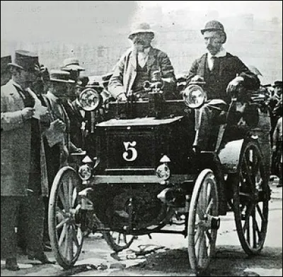 Panhard s'engage rapidement dans la compétition automobile et remporte en 1895 la course...