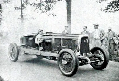 La nervosité des moteurs Panhard était porteuse de victoires dans l'entre-deux-guerres. En 1925 cette voiture de 4,8 litres bat le record mondial de vitesse avec une moyenne de...