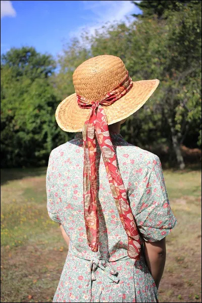 Que signifie un ruban pendant derrière le chapeau d'une femme ?