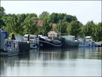 Nous commençons notre balade en Alsace bossue au port de Bissert. Village de l'arrondissement de Saverne, il se situe dans le département ...