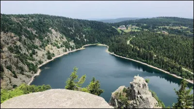 Julien Doré - Le lac (2016).

"Corps contre corps
Ciel contre cils
La forêt se tord
L'horizon ____"