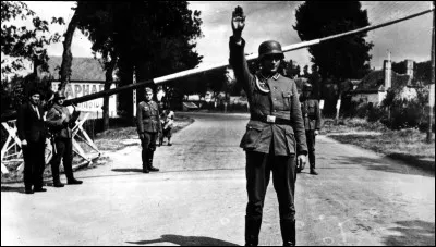 En novembre, la Wehrmacht franchit la ligne de démarcation pour occuper le reste du territoire français. À Toulon, quelle mesure est appliquée face à larrivée des troupes allemandes ?