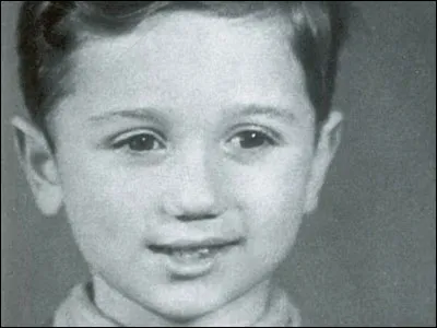 Il est né dans le Calvados le 12 septembre et est issu dune famille juive. Lors de son service militaire il découvre le monde journalistique et décide dy faire carrière. Il apparaît pour la première fois à lécran en 1965 dans un reportage sportif. Il anime des émissions à la radio et à la télévision, parmi lesquels « Champs-Élysées » et « Vivement dimanche ». 
Qui est-ce ?