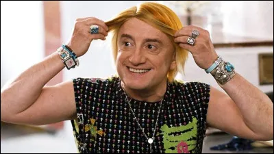 Dans le film "Les Bronzés 3", dans quel pays Jean-Claude retrouve-t-il ses amis ?