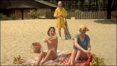 Avec quoi Jean-Claude se cache-t-il lorsque deux farceurs lui enlèvent son maillot de bain ?