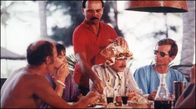 Quel personnage, joué par Gérard Jugnot, lui met un gâteau sur la tête après qu'il a lourdement dragué sa femme ?