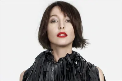 Qui est cette chanteuse, auteure-compositrice et interpr&egrave;te du titre ''Parfait inconnu'' ?