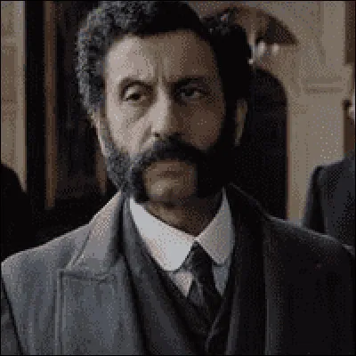 Quel acteur joue l'inspecteur Lestrade ?