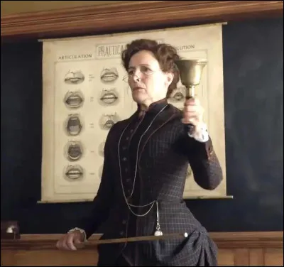 Quelle actrice joue Miss Harrison ?