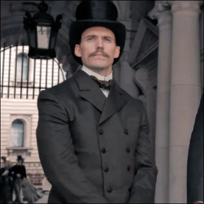 Quel acteur joue Mycroft Holmes ?