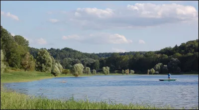 Dans quel pays peut-on retrouver le "Lac de la Mouche" ?