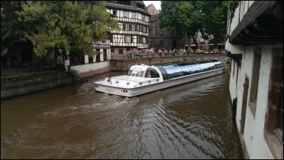 Dans quelle fameuse ville française peut-on retrouver le quartier de "La Mouche" ?