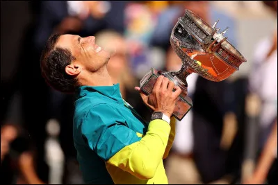 Rafael Nadal a décroché quatre-vingt-douze titres, et combien sur terre battue ?