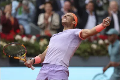 Rafael Nadal détient le record absolu de semaines passées dans le top 10 mondial. Il en compte...