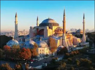 Cette année-là Byzance est renommée Constantinople par l'empereur Constantin Ier. Avant ou après 250 ?