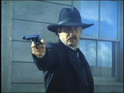 Dans ce film, à nouveau réalisé par Lawrence Kasdan, Kevin Costner interprète un personnage de lOuest américain à la fois historique et légendaire. Quel est ce western ?